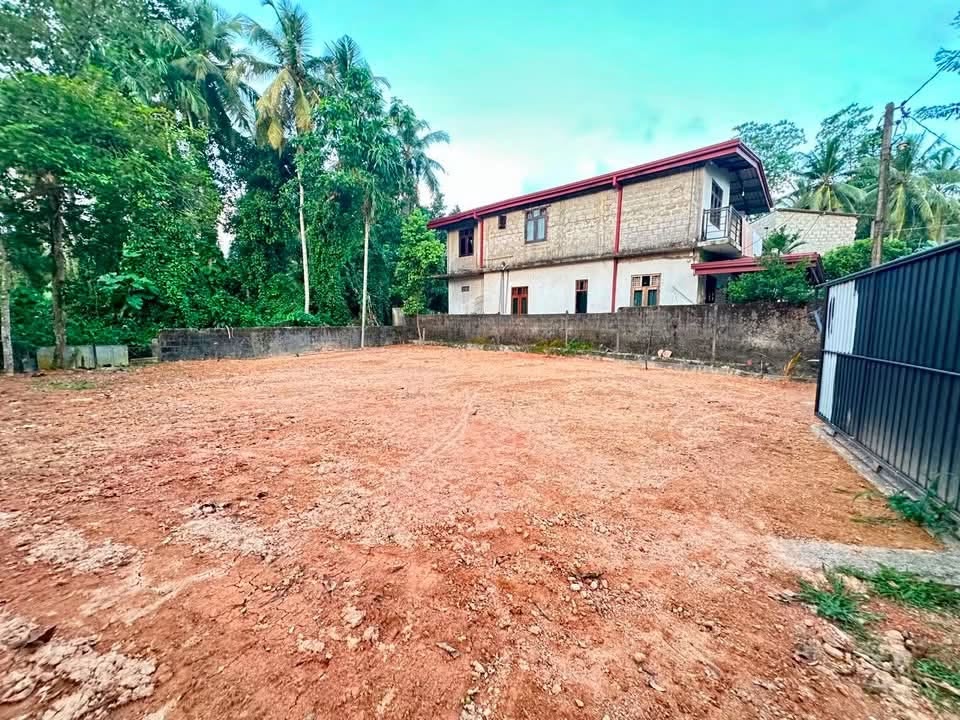 A6)මාකොළ ගුණරතන මාවතේ ඇතුලත පිහිටි purchase 16 ක තාප්ප වලින් වට කර ගේට්ටු දමා ඇති .නිරවුල් ඉඩම විකිණීමට