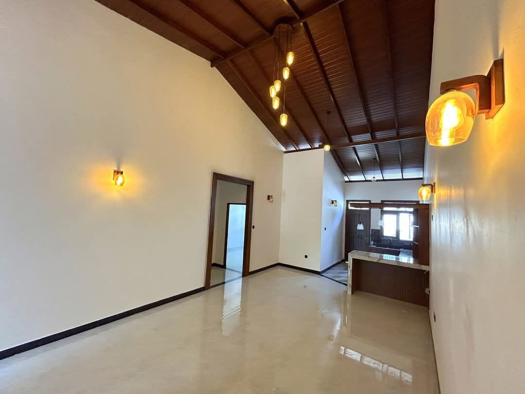 හයිලෙවල් පාරට 200 m දුරින් පිටිපන හංදියට හා ගොඩගම නගරයට ඉතා ආසන්නයෙන් නිදහස් නිශ්කලංක පරිසරයක අලුතින්ම ඉදි වූ අංගසම්පුර්න නිවසක් විකීනීමට ඇත