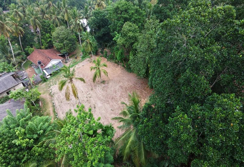 මිනුවන්ගොඩ, දූනගහ ප්‍රදේශයෙන් පර්චස් 38 ක වටිනා ඉඩමක් විකිණීමට ඇත.