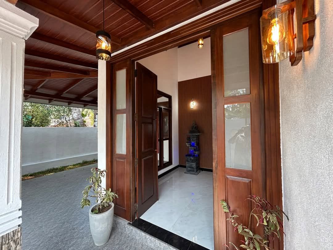හයිලෙවල් පාරට 200 m දුරින් පිටිපන හංදියට හා ගොඩගම නගරයට ඉතා ආසන්නයෙන් නිදහස් නිශ්කලංක පරිසරයක අලුතින්ම ඉදි වූ අංගසම්පුර්න නිවසක් විකීනීමට ඇත