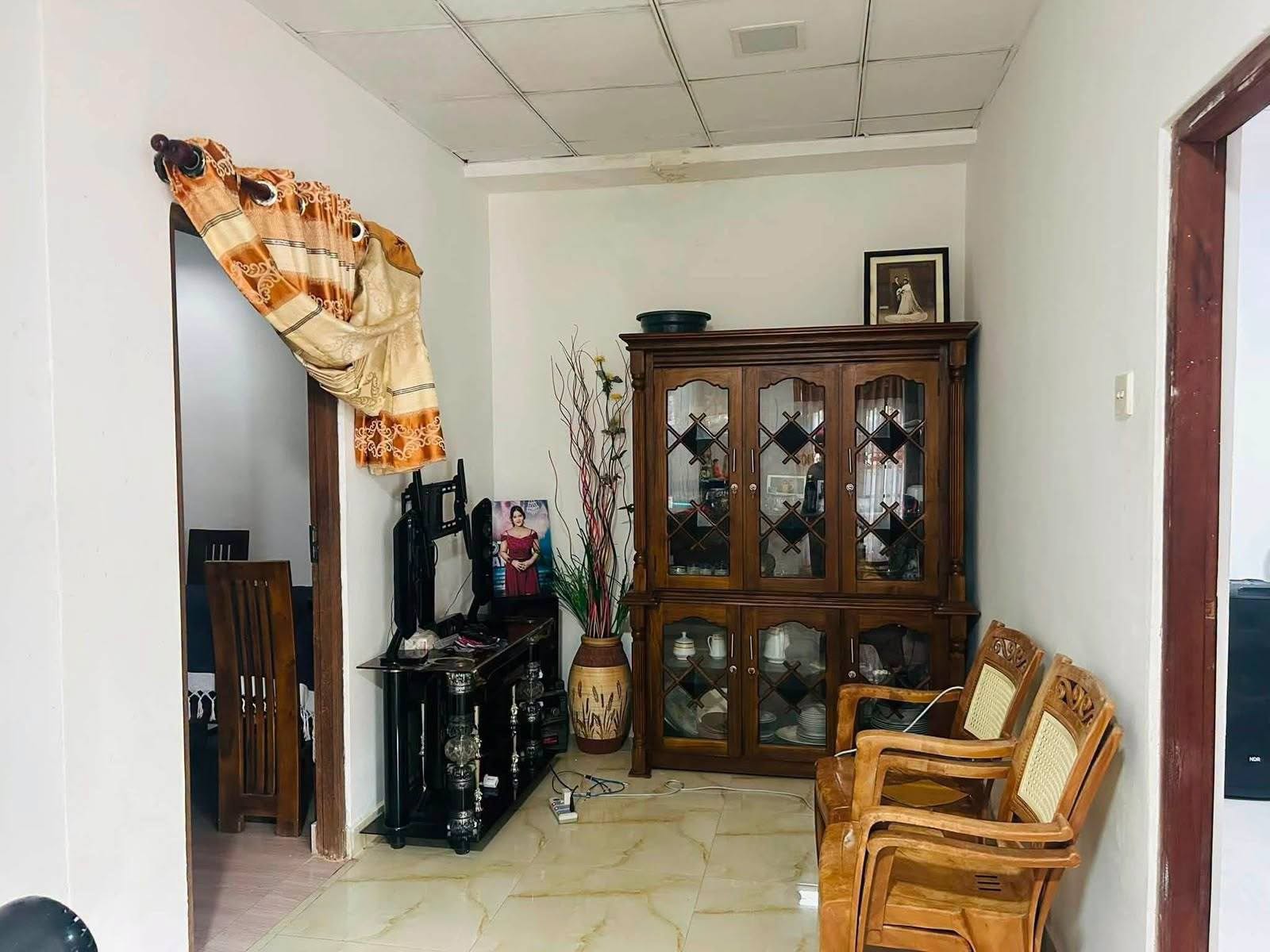 බත්තරමුල්ල නගරයේ කොස්වත්තට කිලෝමීටරයක් නොදුරින් ගෙයක් සමග පර්චස් 5ක ඉඩමක් විකිණීමට!