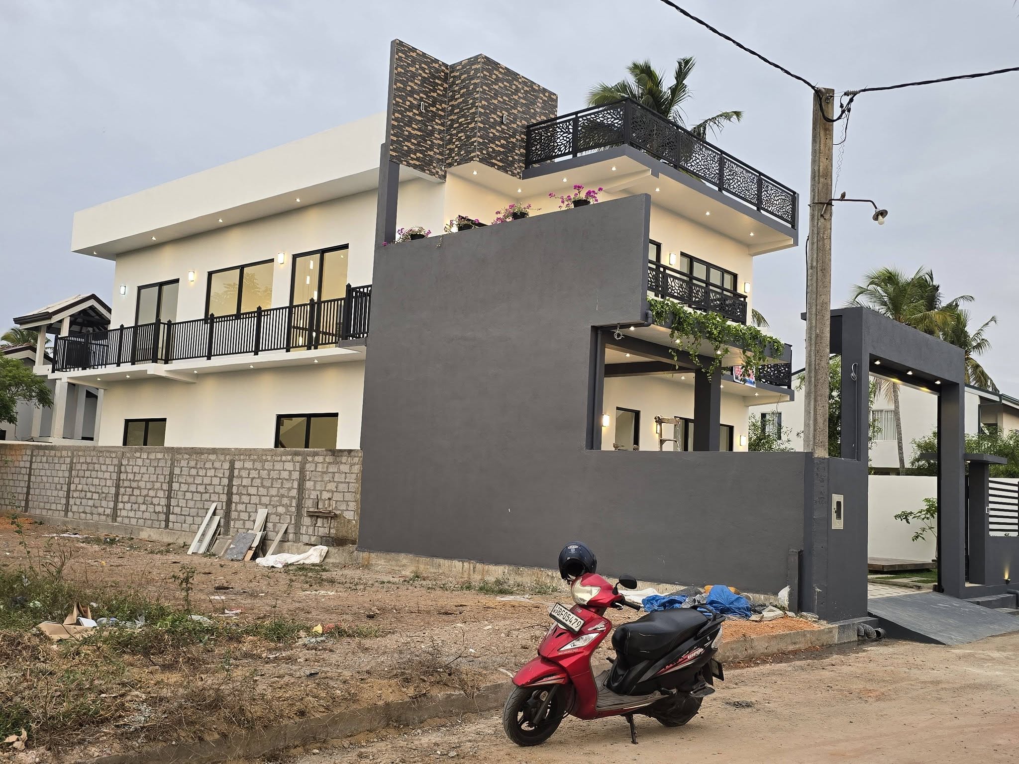 Brand New Luxury Complete 3 Story Box Modern House For Sale