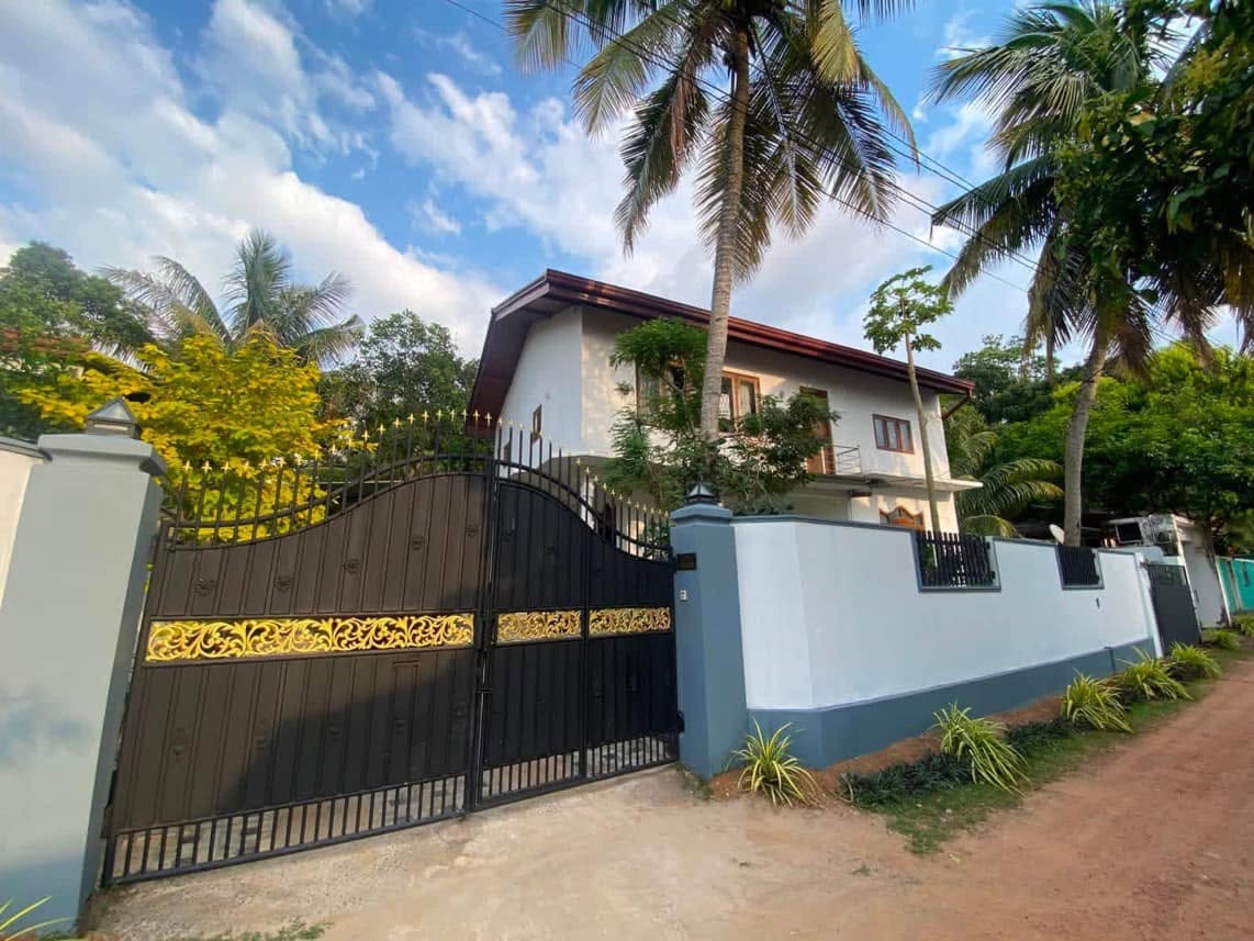 රාගම දඹුව සාමකාමී, පවුලට හිතකර ප්‍රදේශයක පර්චස් 12 ක දෙමහල් නිවසක් විකිණීමට.