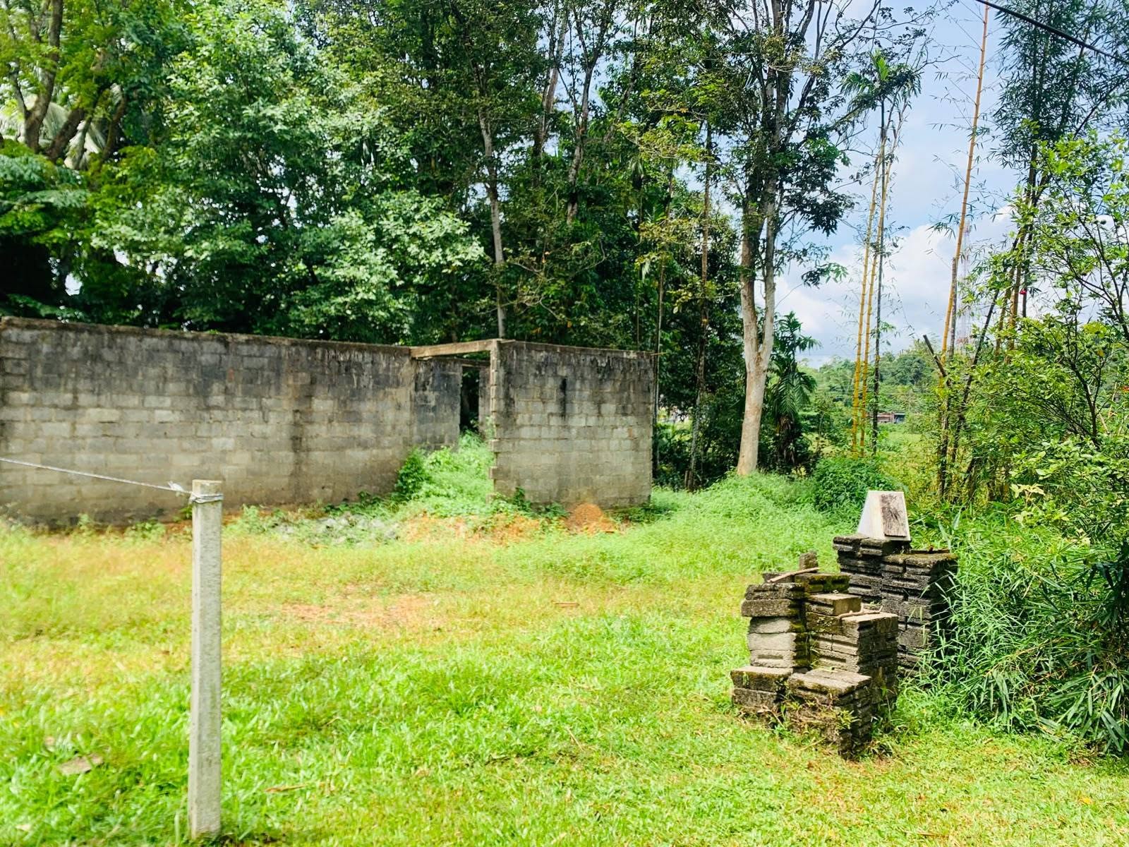 *දොම්පෙ නගරයට ආසන්නයෙන්, මනරම් වෙල්යායකට මායිම් වූ වටිනා ඉඩමක්!*