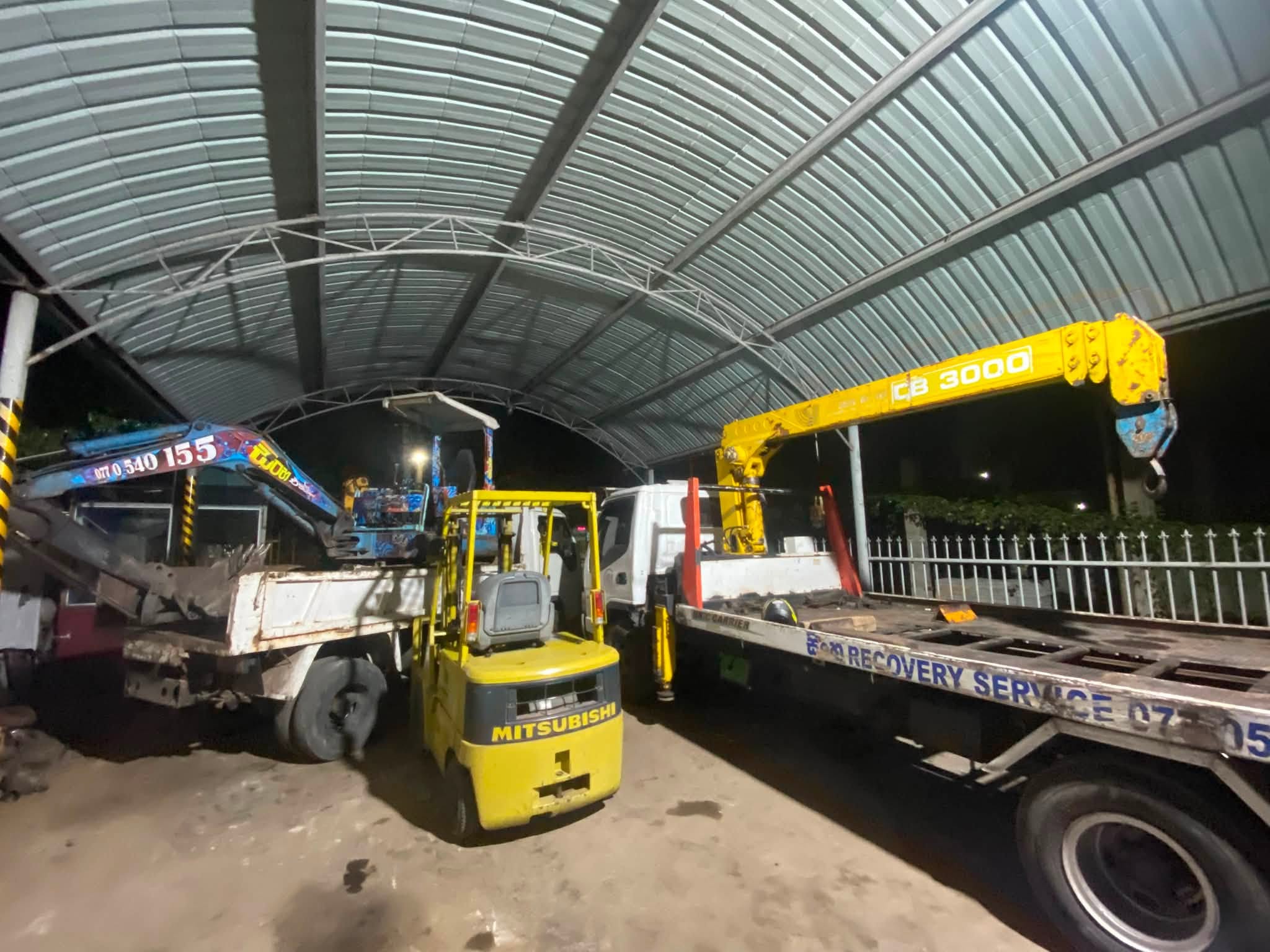 ඕනෑම අවස්ථාවකදී ඔබගේ ප්‍රවාහනය සදහා ton 3 ක්‌ එසවිය හැකි අඩි 40 උස අඩි 20 දිග බූම් රථ කුලී පදනම මත