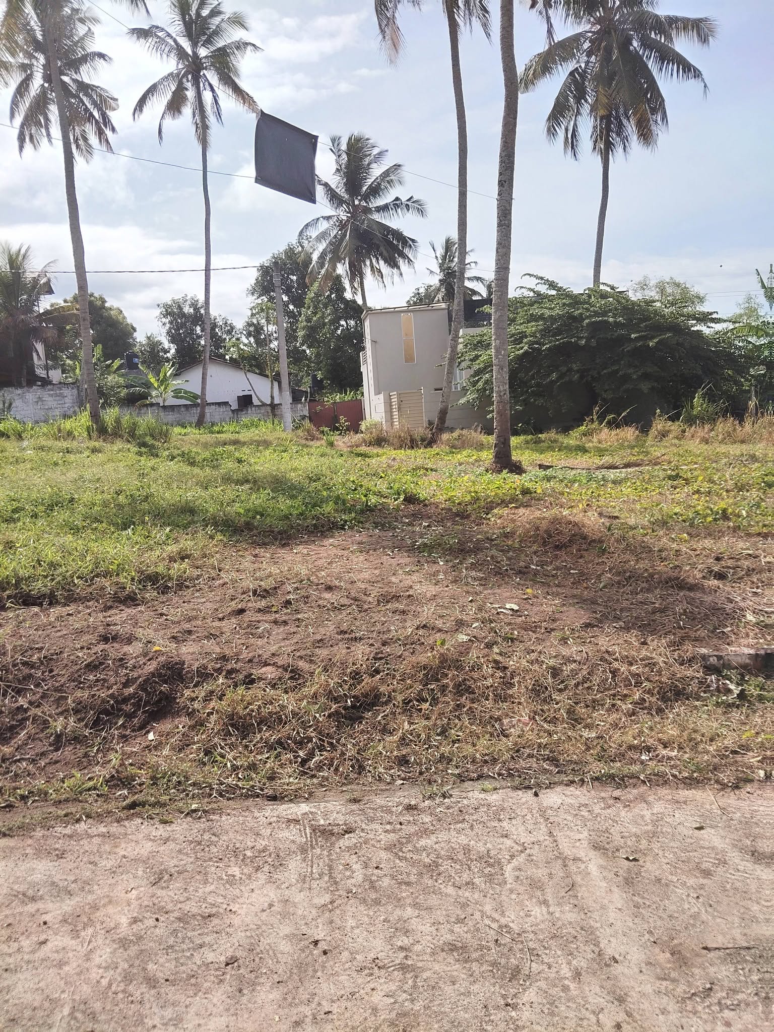 මිනුවන්ගොඩ අඹගහවත්ත හන්දියට ඉතා ආසන්නයට ඉතා ආසන්නයේ ආශෝක මාවතේ පර්චස් 6.1 ඉඩම විකිනිමට