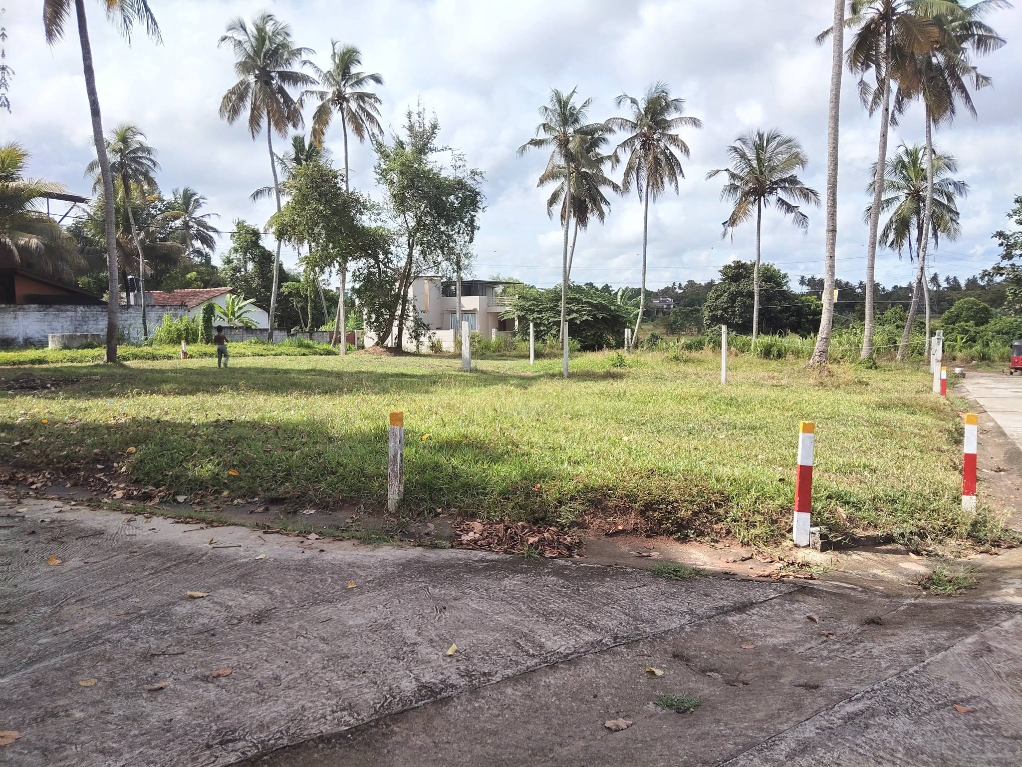 මිනුවන්ගොඩ අඹගහවත්ත හන්දියට ඉතා ආසන්නයට ඉතා ආසන්නයේ ආශෝක මාවතේ පර්චස් 6.1 ඉඩම විකිනිමට