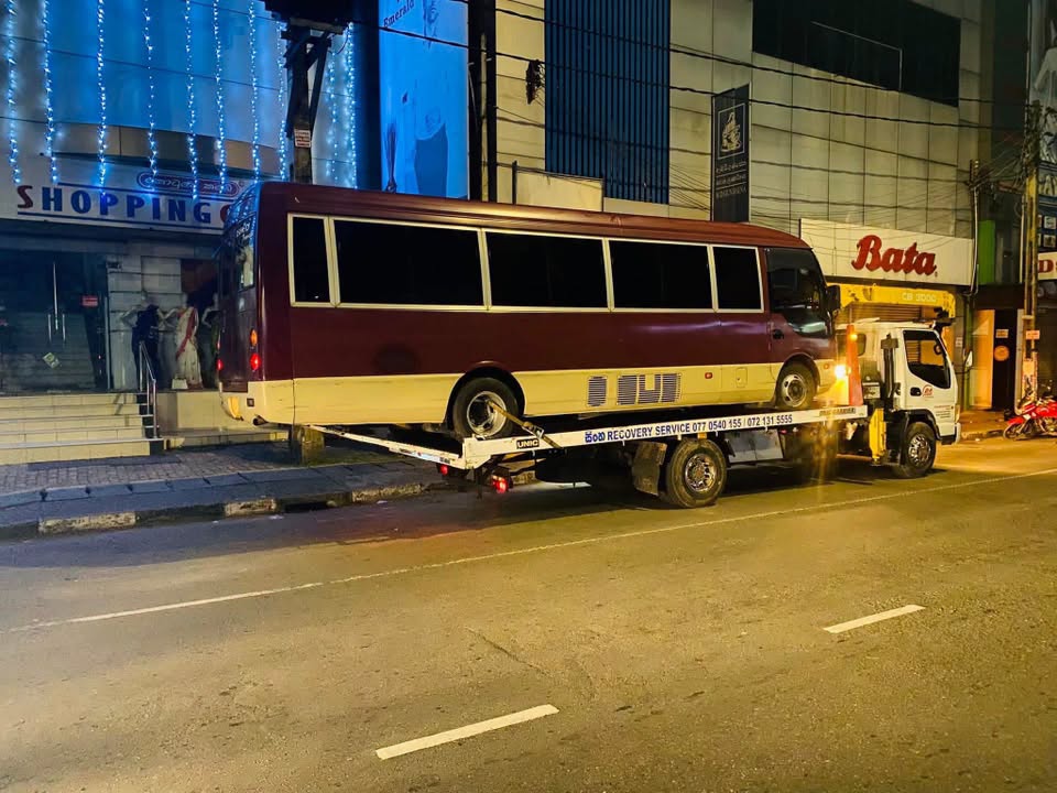 ඕනෑම අවස්ථාවකදී ඔබගේ ප්‍රවාහනය සදහා ton 3 ක්‌ එසවිය හැකි අඩි 40 උස අඩි 20 දිග බූම් රථ කුලී පදනම මත