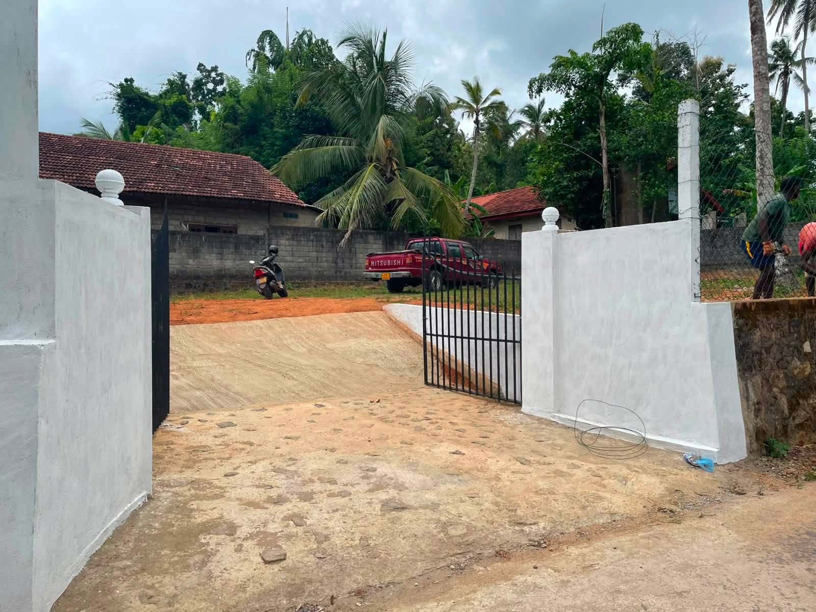 කොච්චිකඩේ මඩම්පැල්ල පාර හල්පේ දේවස්ථනය අසල පර්චස් 15 ඉඩම් කොටස් 1 විකිණීමට ඇත.