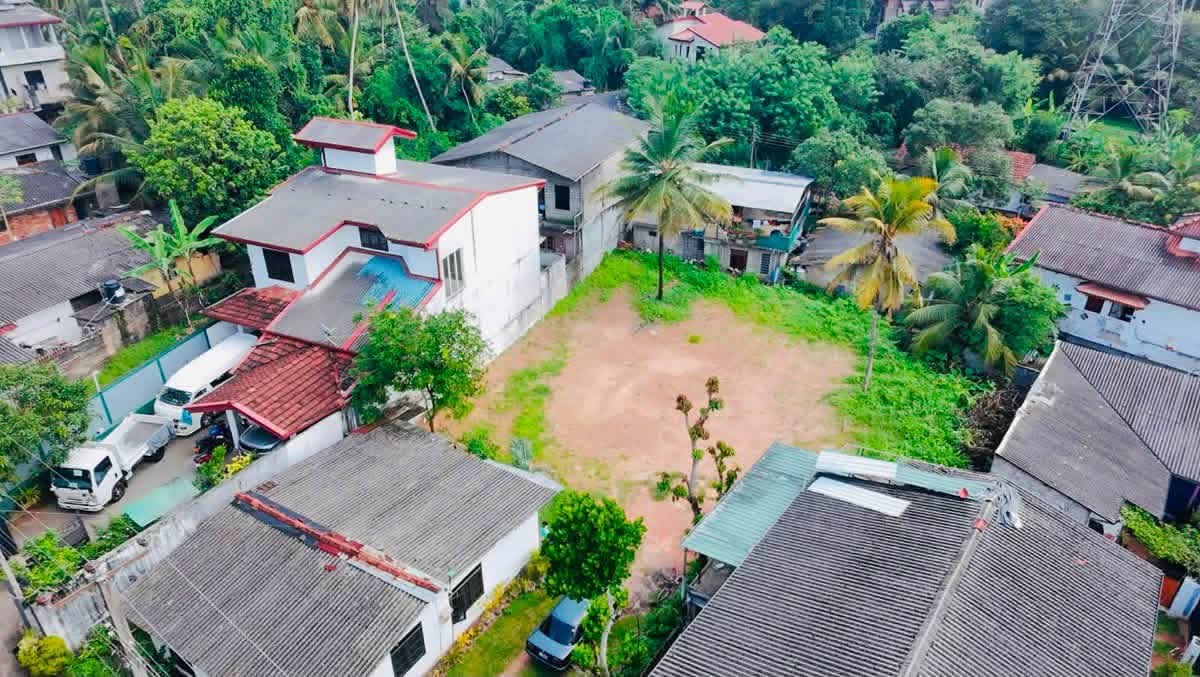 කඩවත – HIGHWAY ENTRENCE ලගින් අඩි 20 පාරට මූණලා හරි හතරැස් පර්චස් 11 නේවාසික ඉඩමක් විකිණීමට.