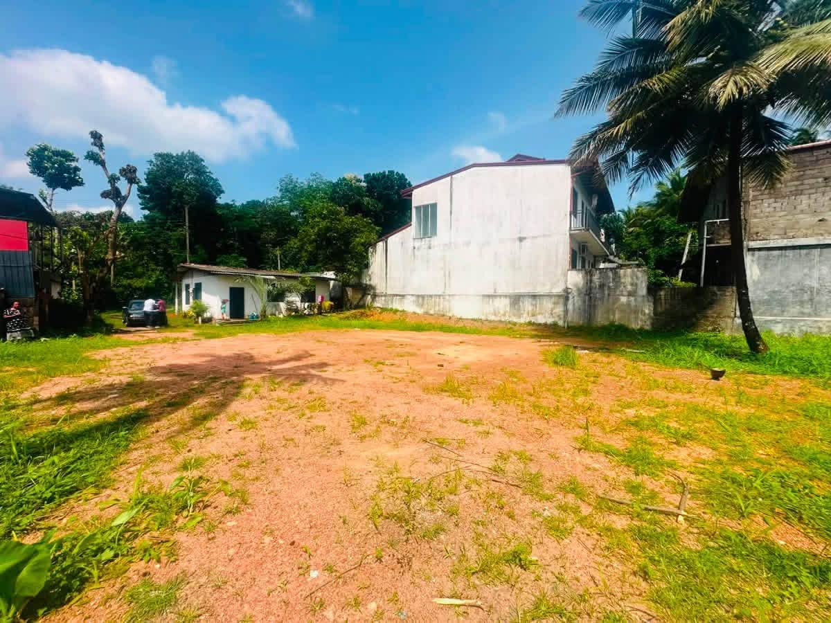 කඩවත – HIGHWAY ENTRENCE ලගින් අඩි 20 පාරට මූණලා හරි හතරැස් පර්චස් 11 නේවාසික ඉඩමක් විකිණීමට.
