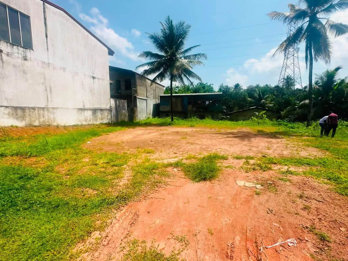 කඩවත – HIGHWAY ENTRENCE ලගින් අඩි 20 පාරට මූණලා හරි හතරැස් පර්චස් 11 නේවාසික ඉඩමක් විකිණීමට.