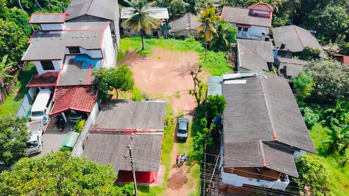 කඩවත – HIGHWAY ENTRENCE ලගින් අඩි 20 පාරට මූණලා හරි හතරැස් පර්චස් 11 නේවාසික ඉඩමක් විකිණීමට.