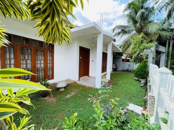 කඩුවෙල නවගමුව ප්‍රදේශයේ, කාපට් පාරට මුහුණලා ඉදිවෙමින් පවතින අංගසම්පූර්ණ දෙමහල් නිවසක් ඉතා ඉක්මනින් විකිණීමට.