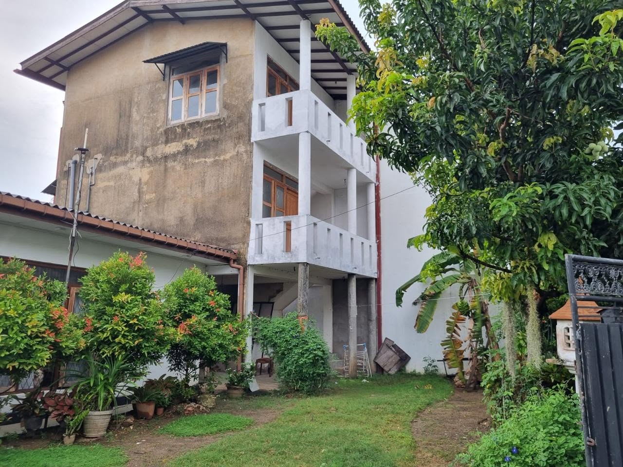 මොරටුව නගරයට ආසන්නව වටිනා ඉඩමක් විකිණීමට!