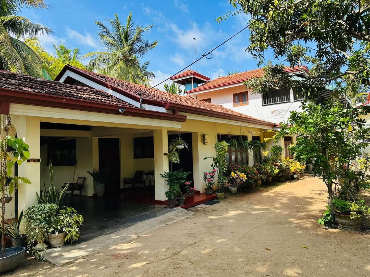 හලාවත කුරුණෑගල පාරේ දෙමහල් නිවස විකිණීමට