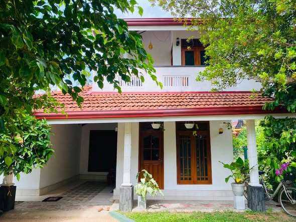 මීගමුව කදිරානෙන් අගනා දෙමහල් නිවසක් ඉක්මනින් විකිණේ!