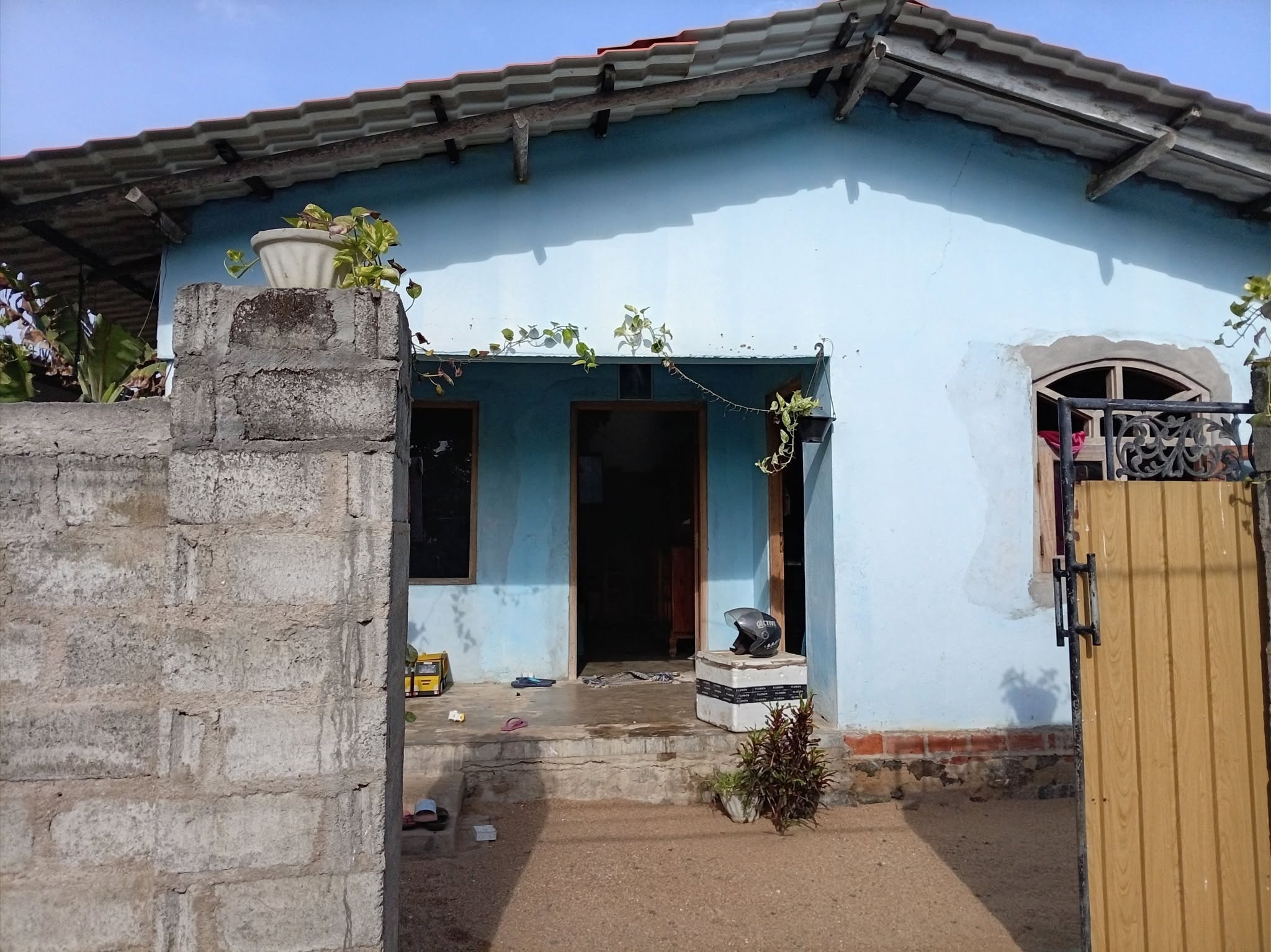 පර්චස් 8 මෙම නිවස විකිණීමට ඇත. මීගමුව තලාහේන