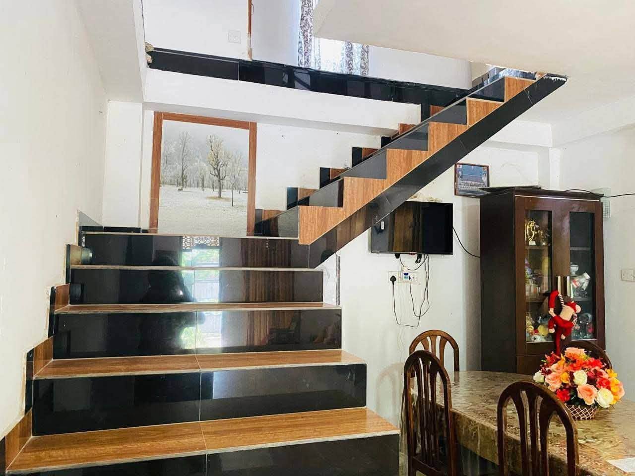 මීගමුව කදිරානෙන් අගනා දෙමහල් නිවසක් ඉක්මනින් විකිණේ!