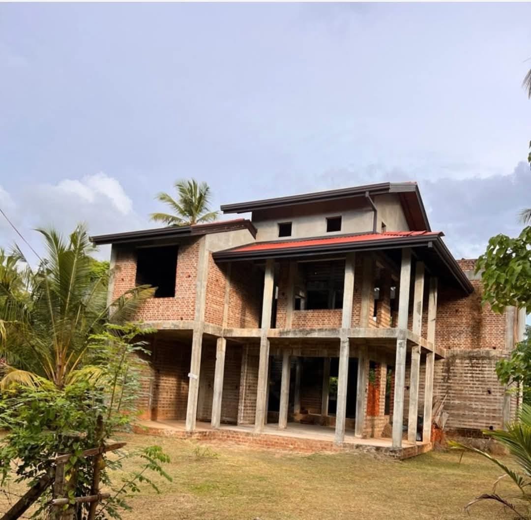 ඉදිවෙමින් පවතින සුපිරිම සුපිරි නිවසක හිමිකාරයා වෙන්න ඔබට දැන් අවස්තාවක්…