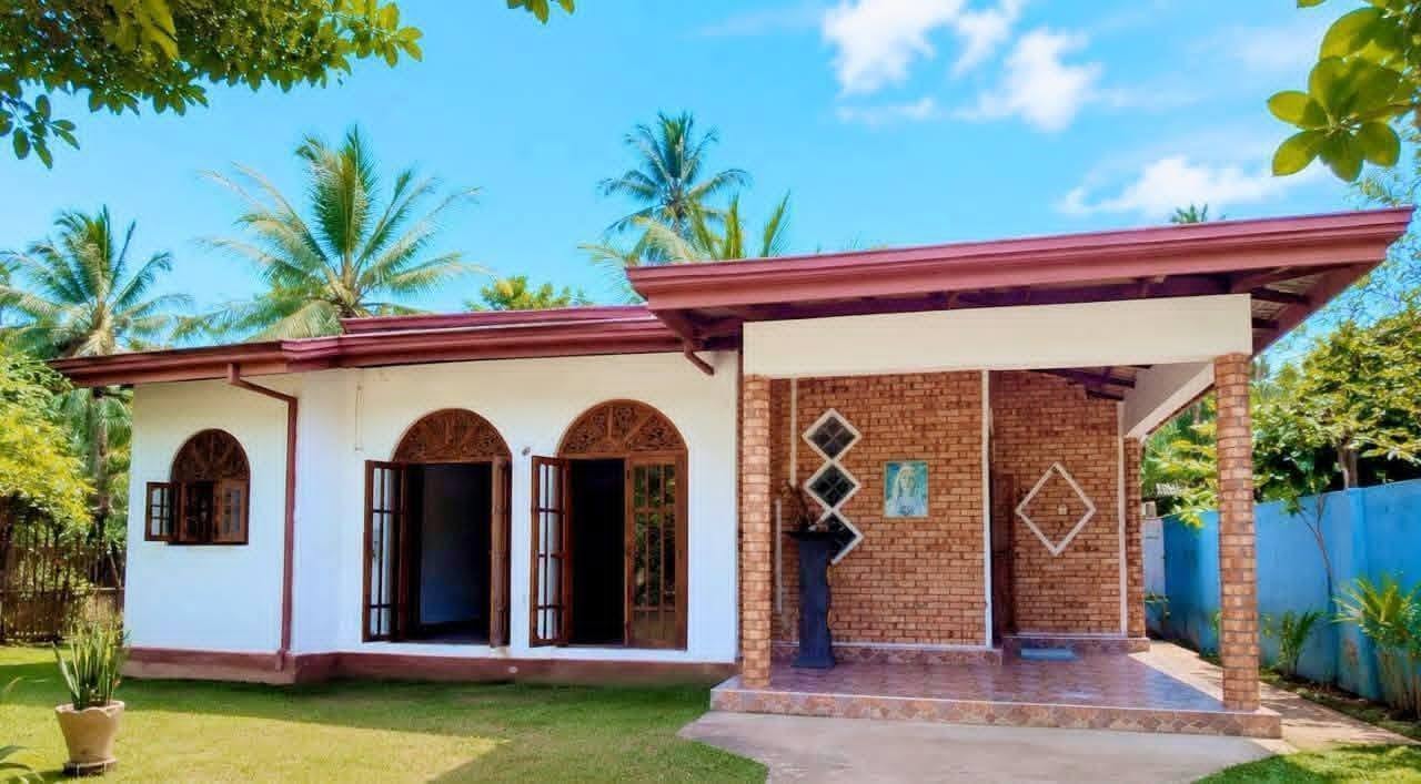 කටුනායක ආයෝජන කලාපය ආසන්නයෙන් පර්චස් 15 ඉඩම සමඟ වටිනා නිවස.