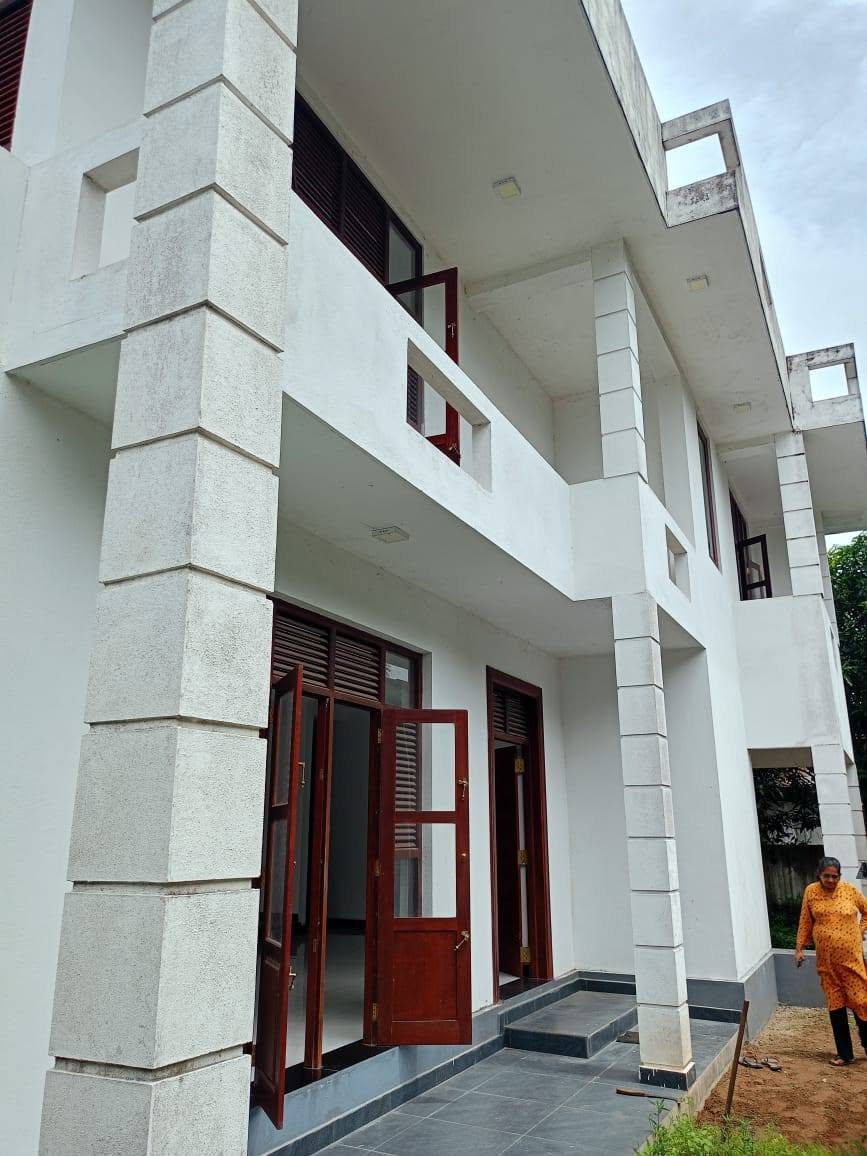 බියගම වෙලද කලාපයෙ අසන්නයෙ දෙමහල් නිවසක් විකිණීම ඇත
