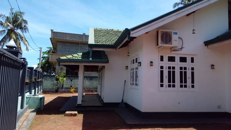 නිවස සහ පර්චස් 17.5ක ඉඩමක් විකිණීමට – Wennappuwa, Aluth Para