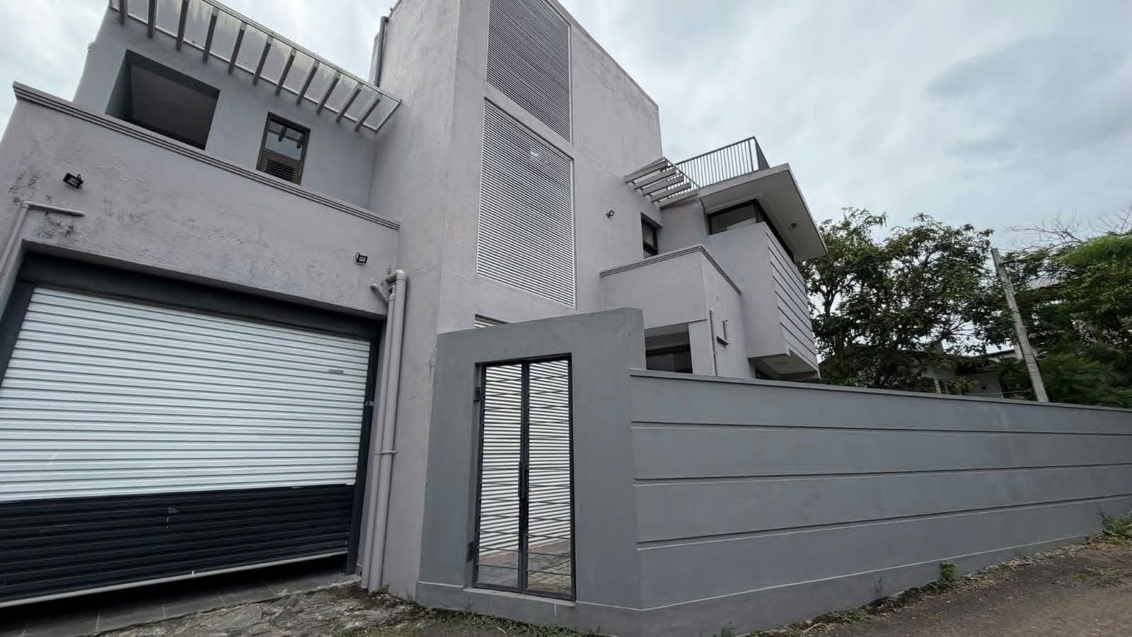 House For Urgent Sale In Kalapaluwawa, Rajagiriya