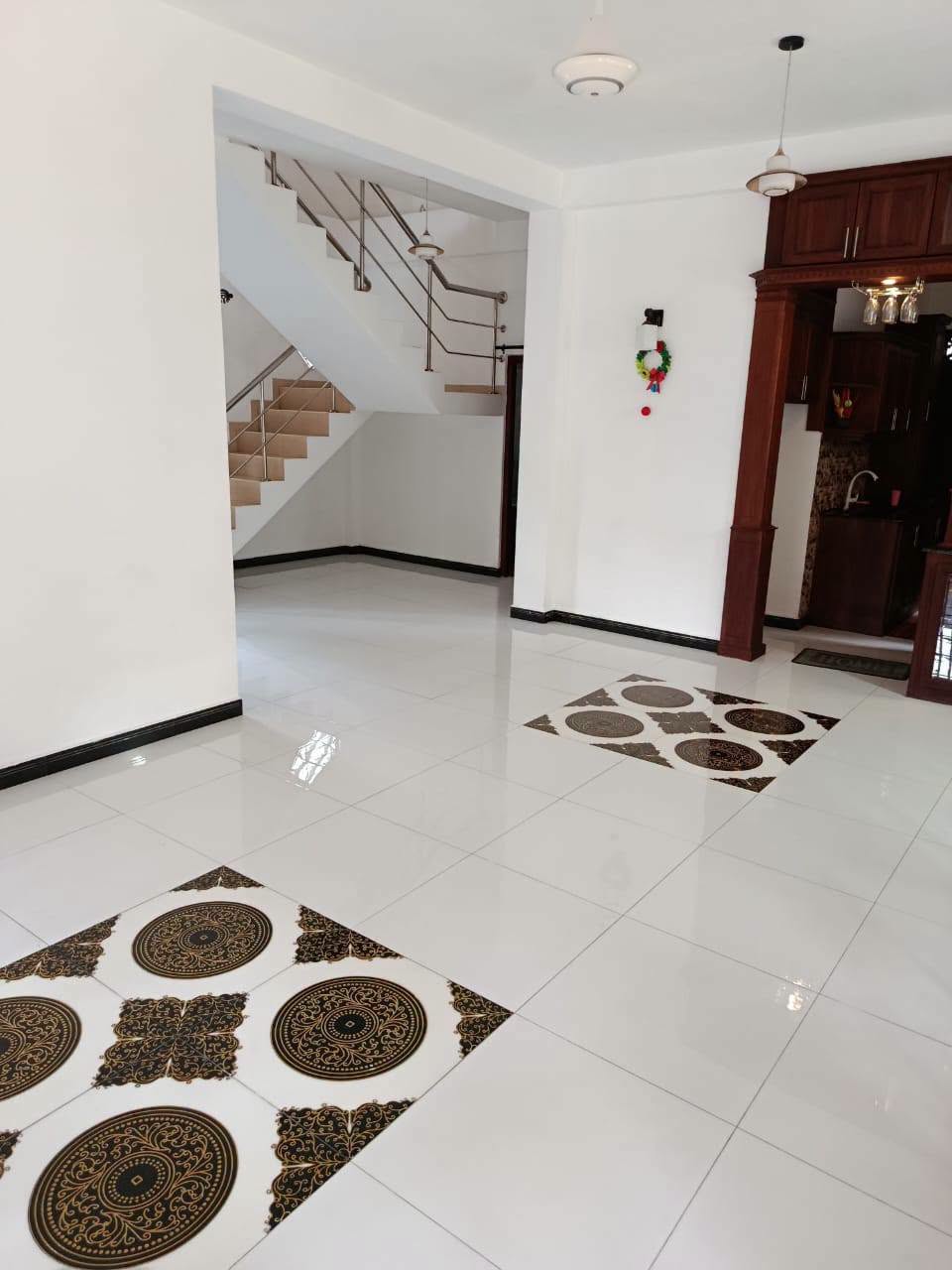 මාලබේ කහන්තොට පාර දෙමහල් නිවස විකිණීමට.