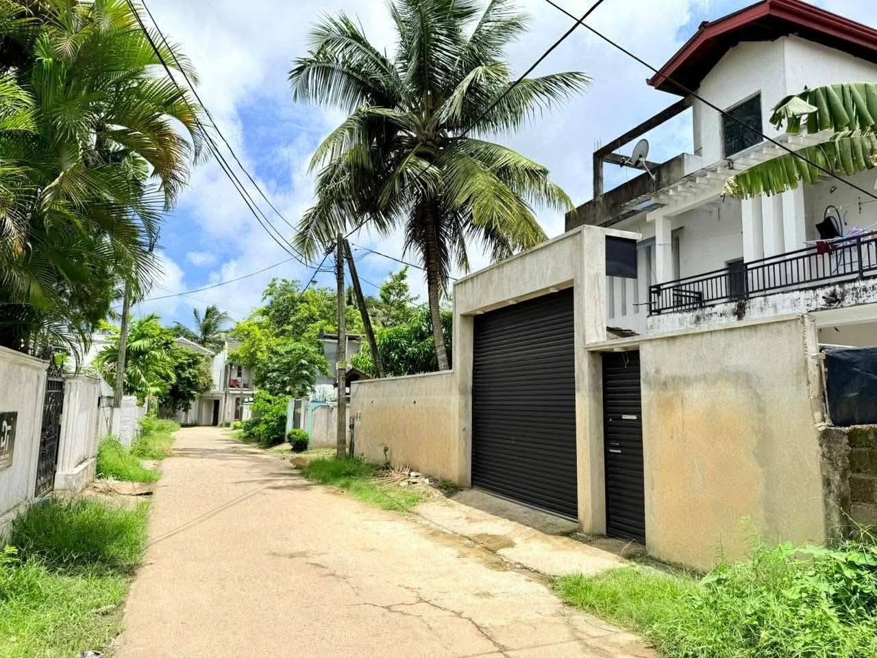 වැල්ලම්පිටිය – ජය මාවතේ අඩි 20 මාර්ගයට මුහුණලා ඇති අංගසම්පූර්ණ දෙමහල් නිවසක් විකිණීමට!