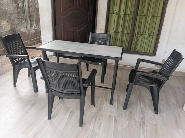ටේබල් අඩුවට විකිනීමට ඇත