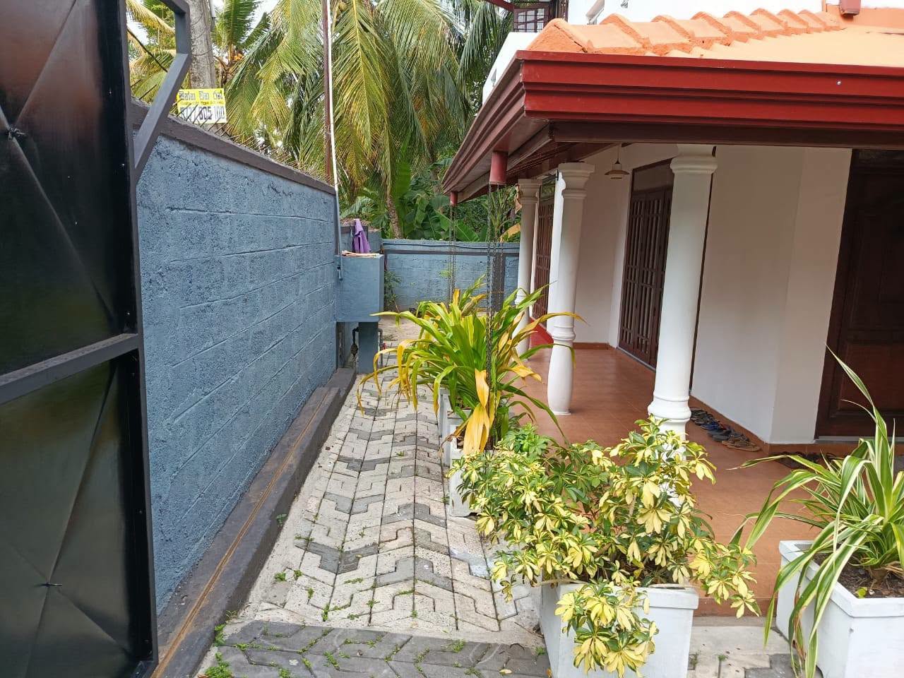 මාලබේ කහන්තොට පාර දෙමහල් නිවස විකිණීමට.