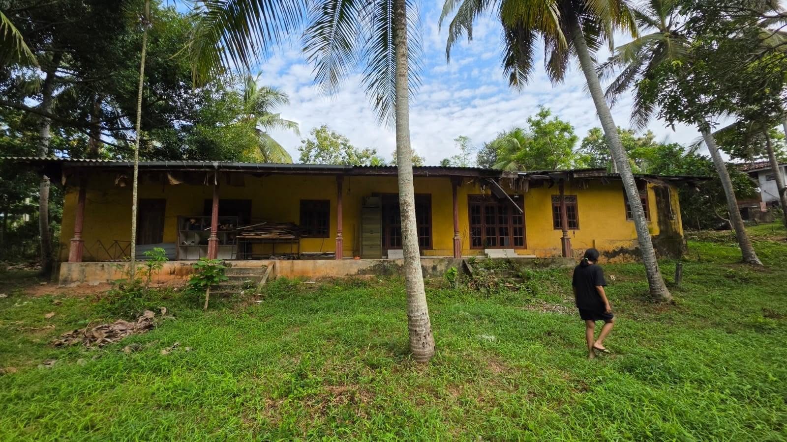 92 perches land with a house for urgent sale – Katana.