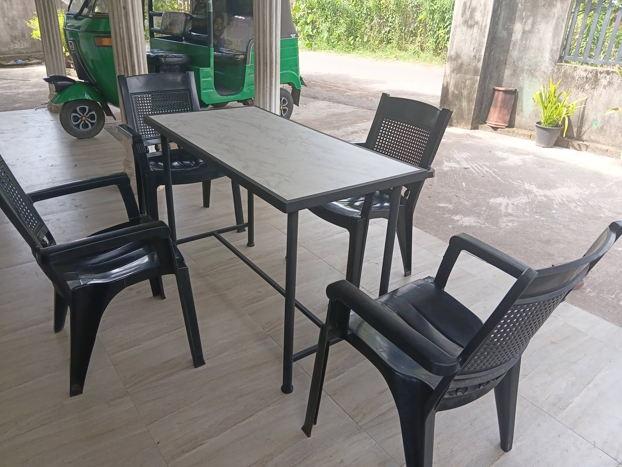 ටේබල් අඩුවට විකිනීමට ඇත