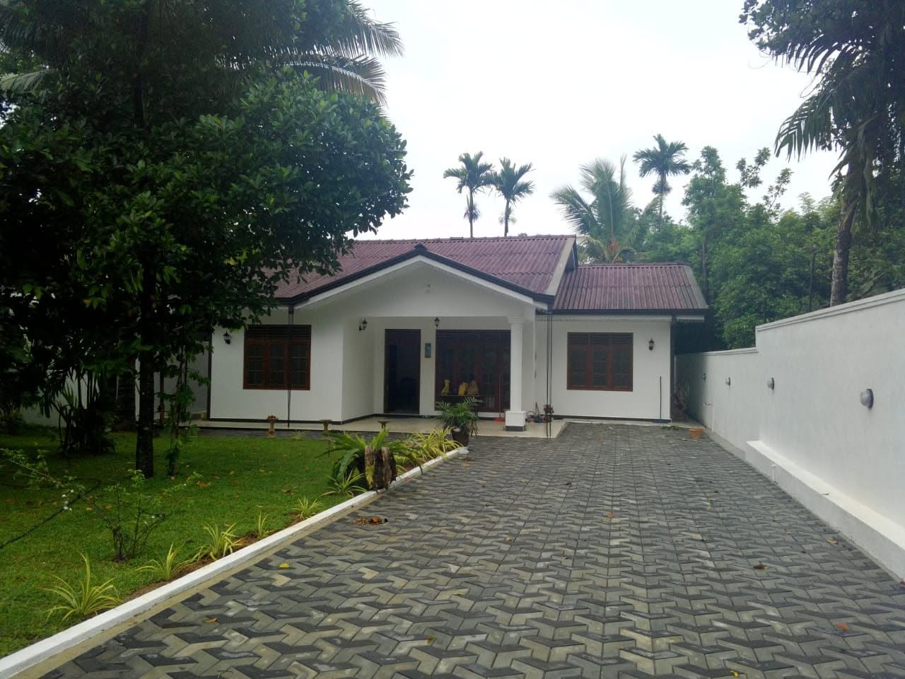 ඉඩමක් සහ නිවසක් ඇත. for sale