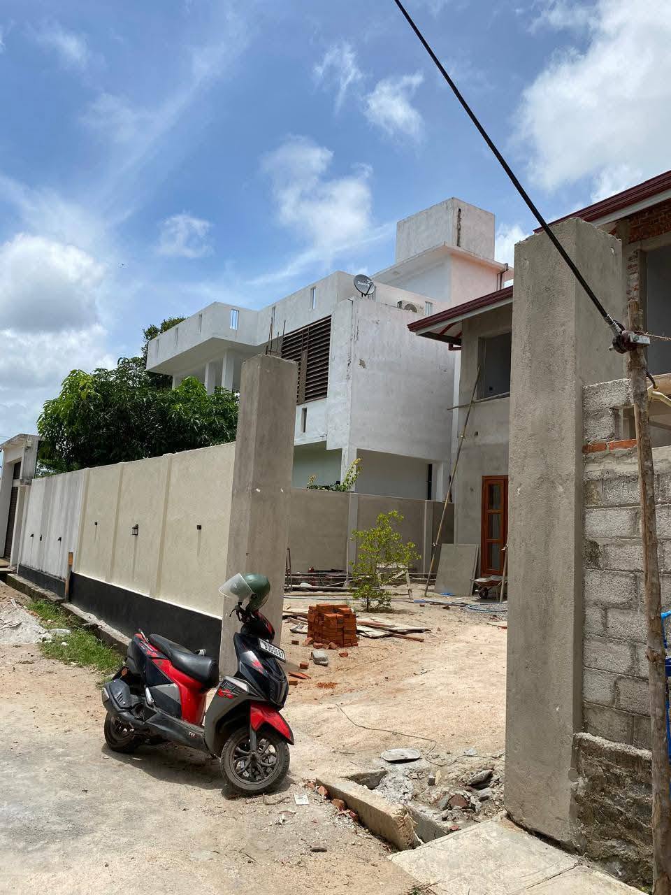මීගමුවෙ කටුවපිටියෙන් වැඩ නිම වෙමින් පවතින අලුත් දෙමහල් නිවසක් විකිණීමට. සියලු වැඩ අවසන් කර විකුණනු ලැබේ..
