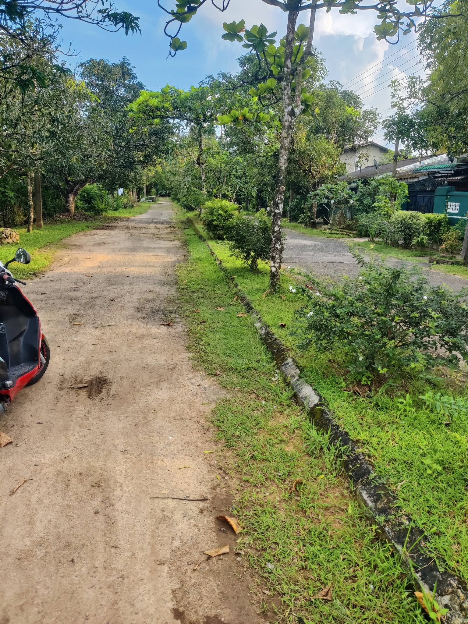 ගුරුගොඩ පර්ත් පැරඩයිස් වටිනා ඉඩමක් විකිණීමට