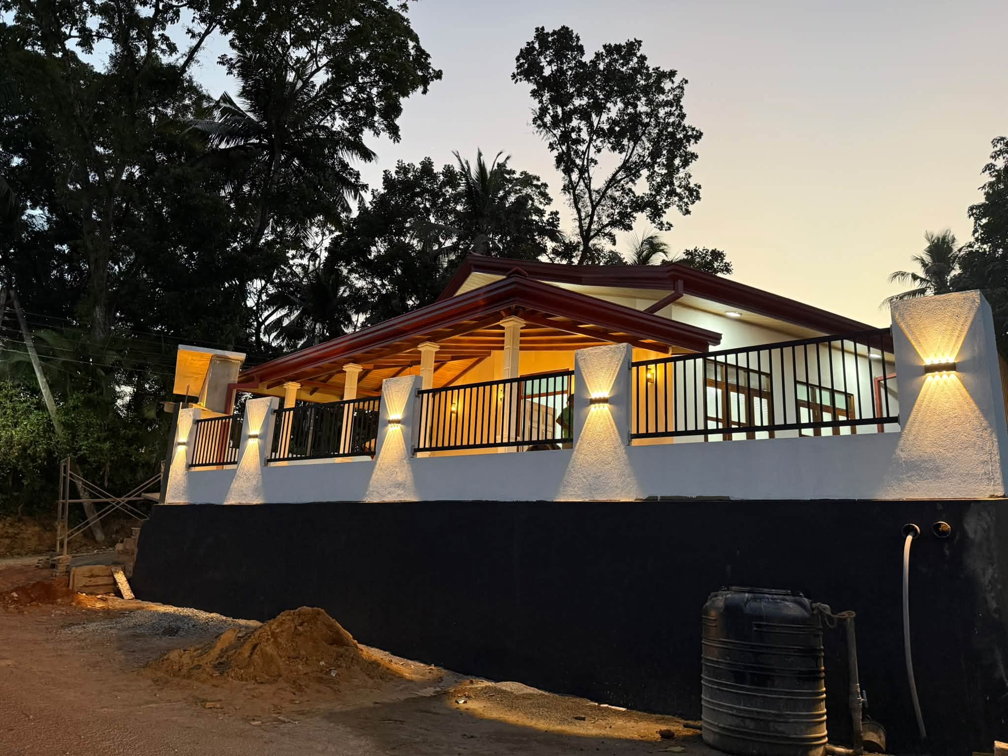 ගම්පහ මිනුවන්ගොඩ නව නිවසක්‌ විකිනීමට ඇත,