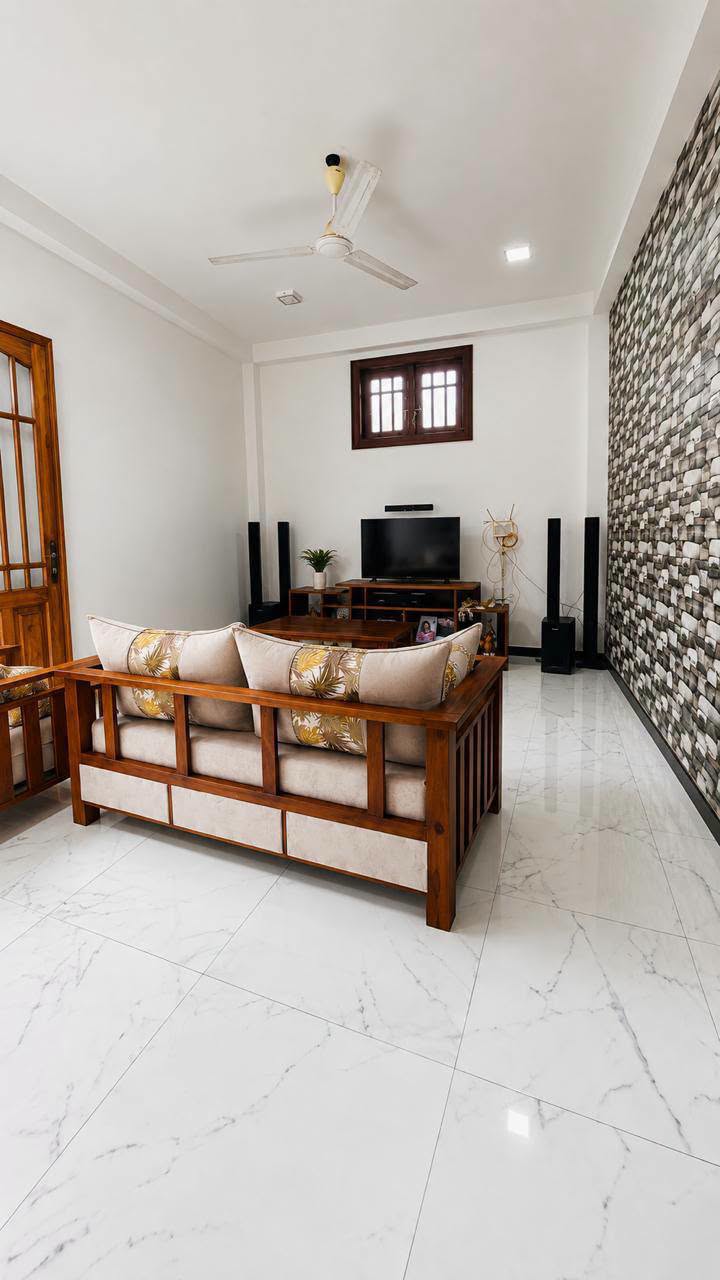මෙම නිවස විකිණිමට ඇත..