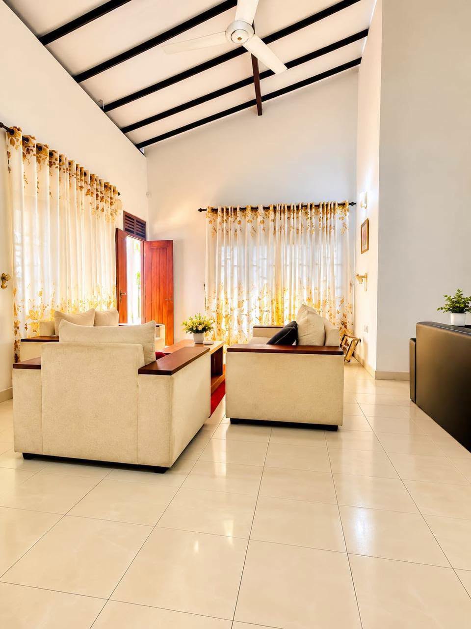 මෙම නිවස විකිණිමට ඇත..