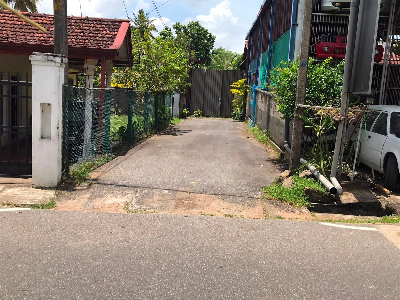 කුරුණෑගල – මීගමුව පාරේ මල්කඩුවාවේ පර්චස් 18ක ඉඩමක් විකිණීමට