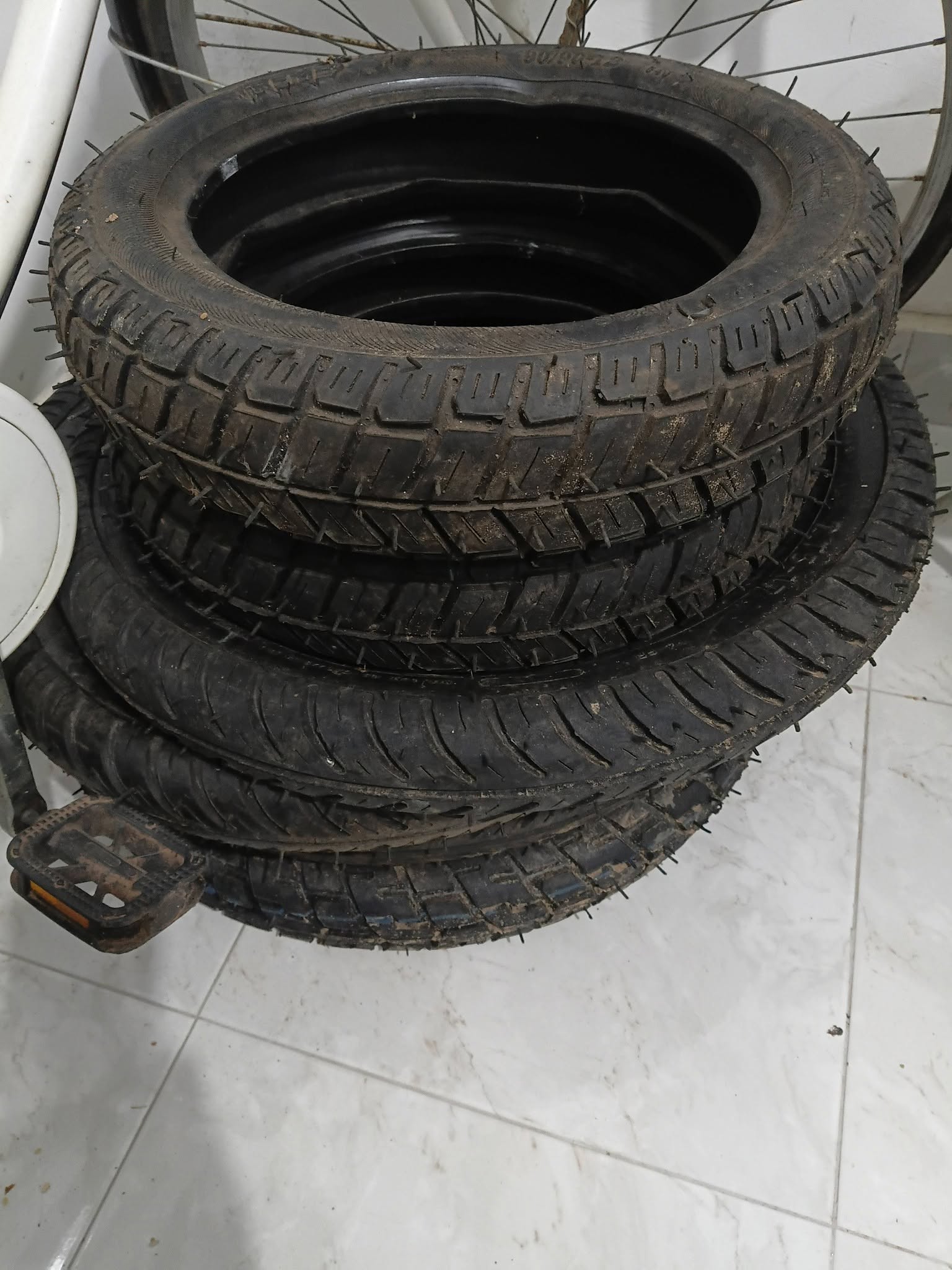 පුරවන ලද ටයර් අඩුම මිලට විකිණීමට ඇත.