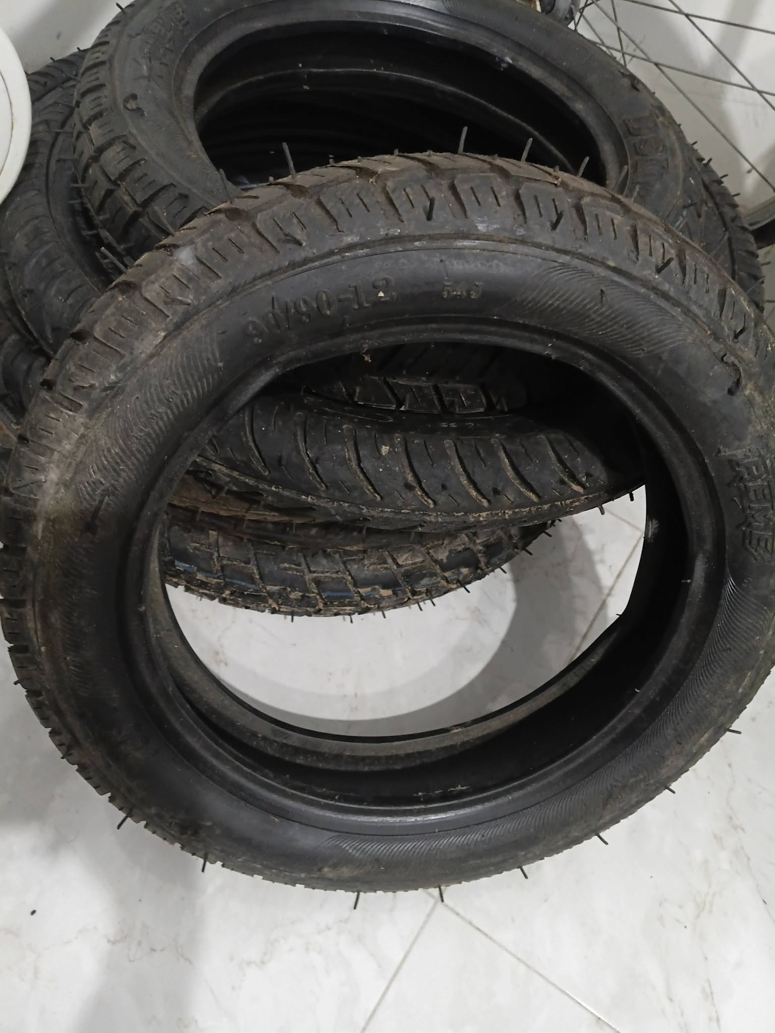 පුරවන ලද ටයර් අඩුම මිලට විකිණීමට ඇත.