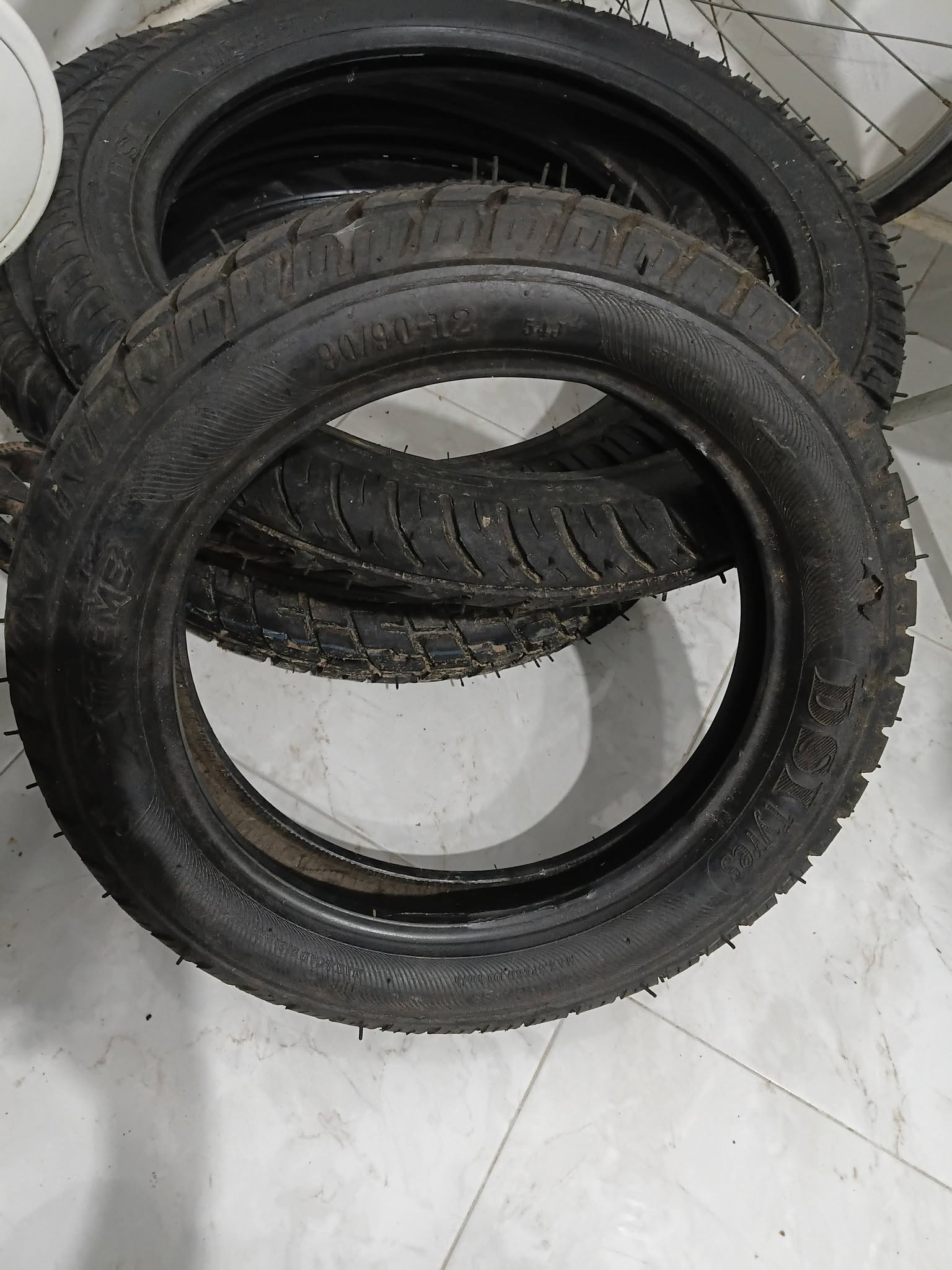 පුරවන ලද ටයර් අඩුම මිලට විකිණීමට ඇත.