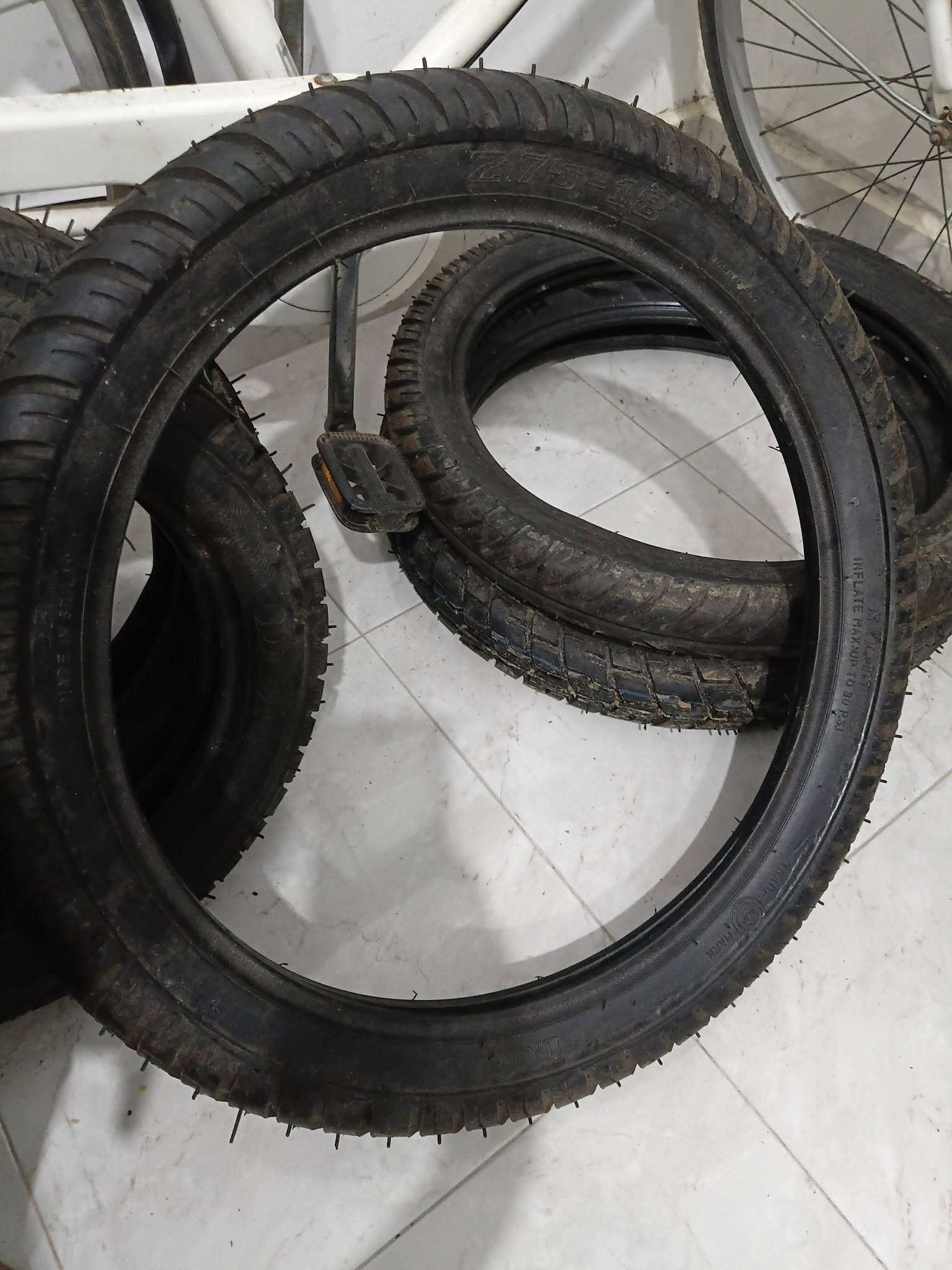 පුරවන ලද ටයර් අඩුම මිලට විකිණීමට ඇත.